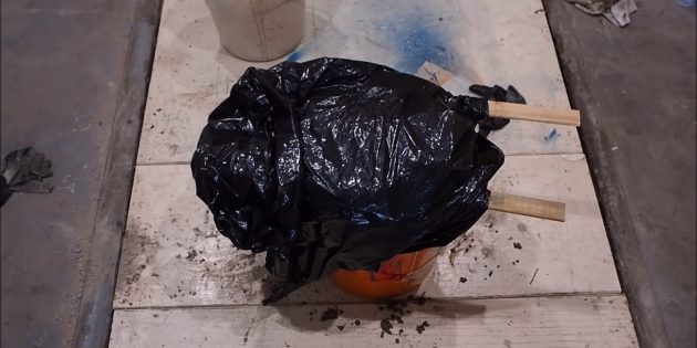 Как сделать вазон из бетона и двух вёдер своими руками: укройте бетон плёнкой
