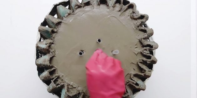 Заполните раствором пространство между стенками