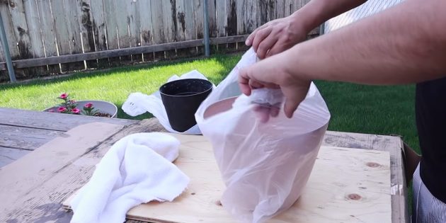 Как сделать вазон из бетона и полотенец своими руками: засуньте горшок в пакет