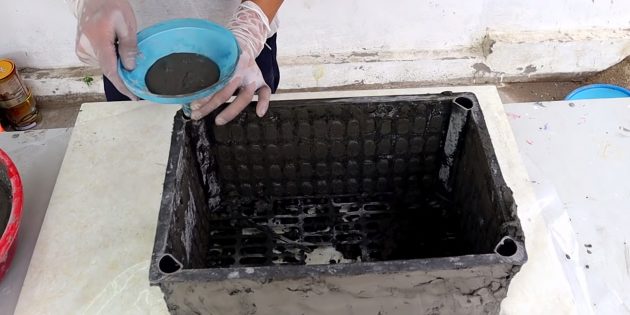 Как сделать вазон из бетона и пластикового ящика своими руками: заполните раствором отверстия в ящике