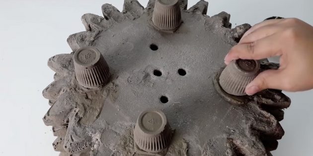 Приклейте ножки к вазону из бетона